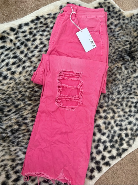 Vervet Denim - VERVET Straight-Leg Women's Jeans in Bright Pink with Distressed Knee